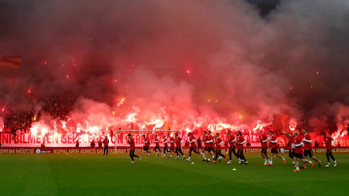 SAMO U TURSKOJ 27 tisuća navijača ispratilo Galatasaray na veliki derbi