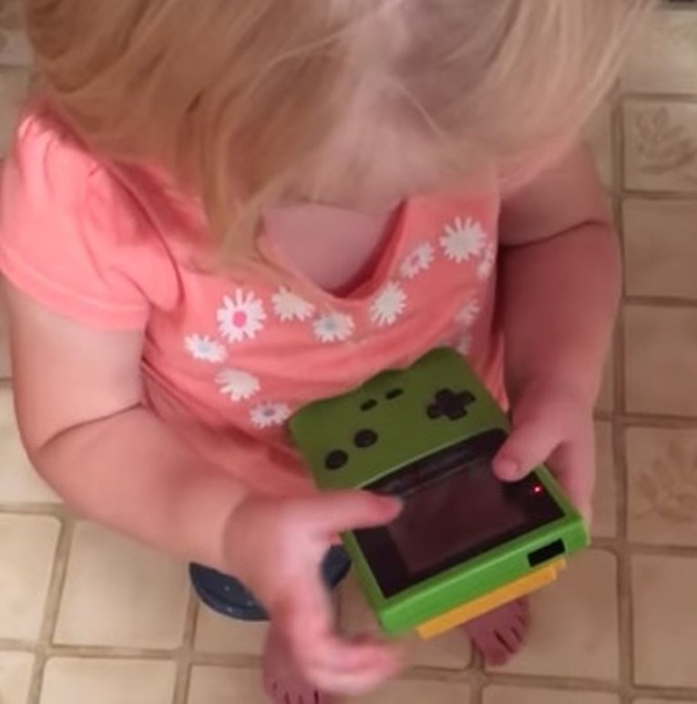 VIDEO Kad vidite što ova curica radi s Game Boyem, osjećat će te se nevjerojatno staro