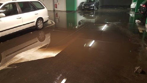 Horvatinčić parkiranje naplaćuje 12 kuna po satu, a automobili u garaži "plivaju" u vodi