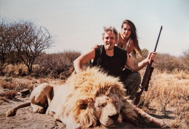 Procurile fotke milijunaša i njegove žene, vlasnice sex shopa, pored gomile ubijenih životinja
