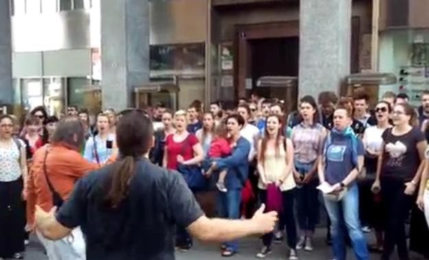 Uoči prosvjeda, mladi glazbenici na Trgu otpjevali Gaudeamus