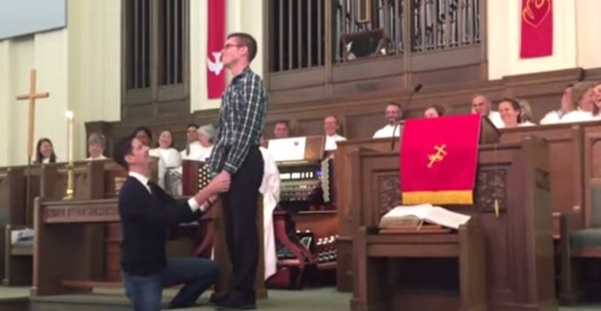 Nesvakidašnji prizor: Zaprosio dečka u crkvi usred mise (i preživio)