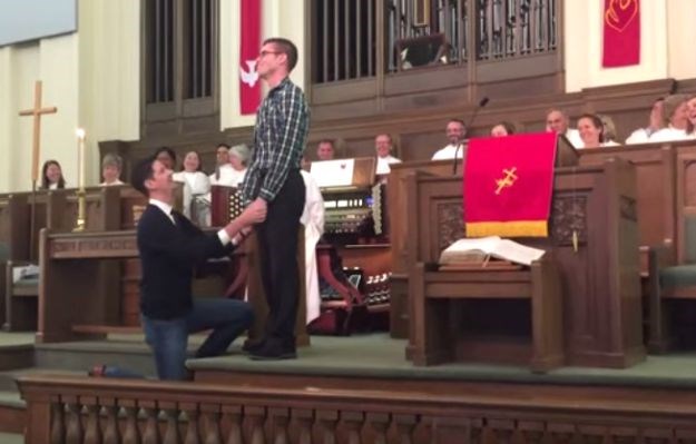 Nesvakidašnji prizor: Zaprosio dečka u crkvi usred mise (i preživio)