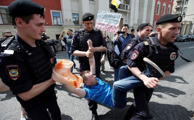 Homofobi i policija razbili Paradu ponosa u Moskvi: "Ovo je najbrutalnije hapšenje ikad"