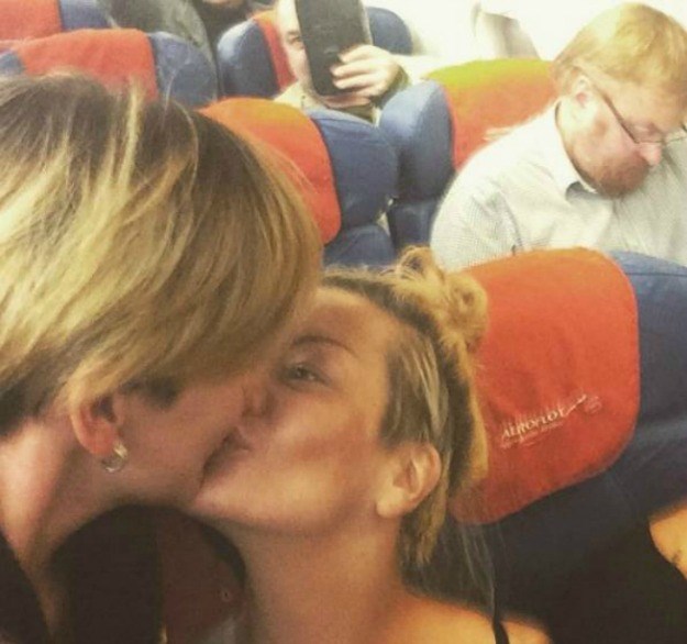 Lezbijski par jednim poljupcem potpuno izbacio iz takta homofobnog ruskog političara