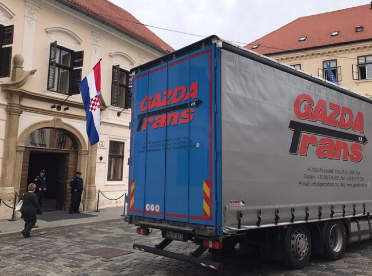 Svi se pitaju što "Gazda Trans" radi ispred Vlade
