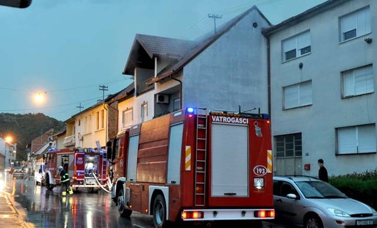 Požar u centru Požege, zbog udara groma se zapalio stan