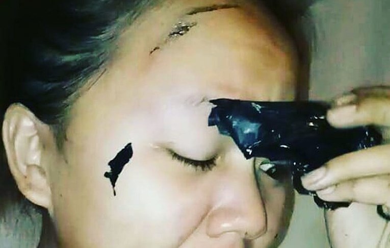 VIDEO 15 minuta muke: Lice je namazala crnom maskom pa gadno požalila kad ju je skidala