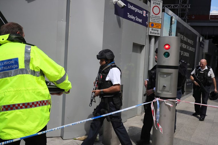 DUGE CIJEVI U LONDONU Trinaest osoba uhićeno u istočnom Londonu
