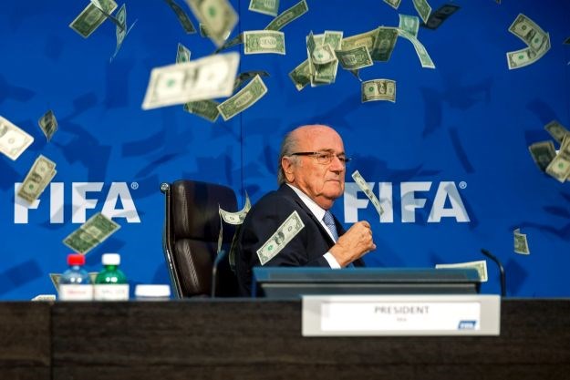 Blatter napadnut hrpom novčanica na prvoj pressici nakon ostavke