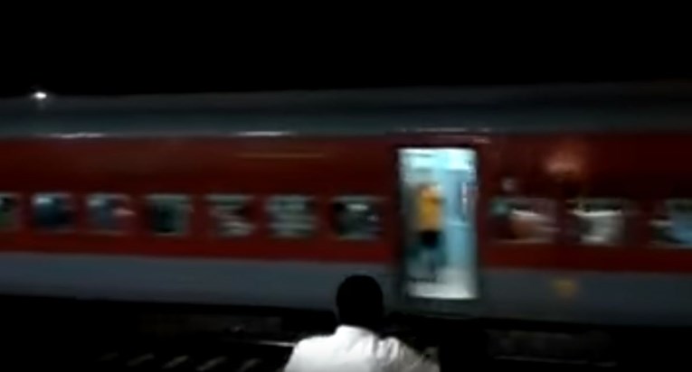 Vlak prepun putnika, bez lokomotive klizio 12 kilometara unatrag u Indiji