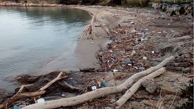EKOCID NA VISU Najljepša plaža Europe zatrpana smećem