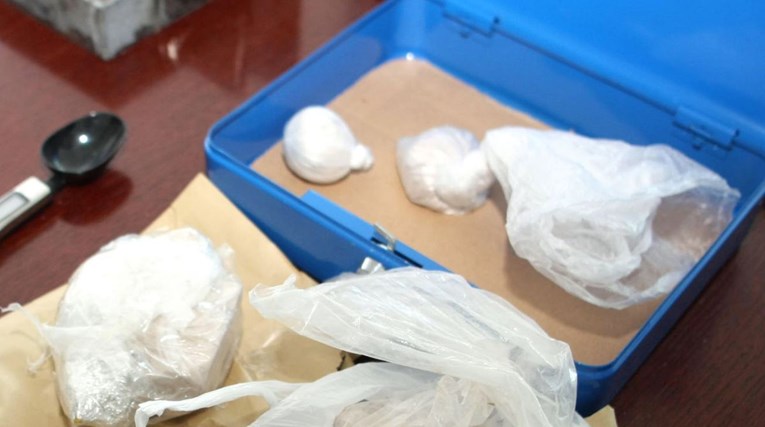 Policija u Indiji iz želuca žene izvadila 106 kapsula kokaina