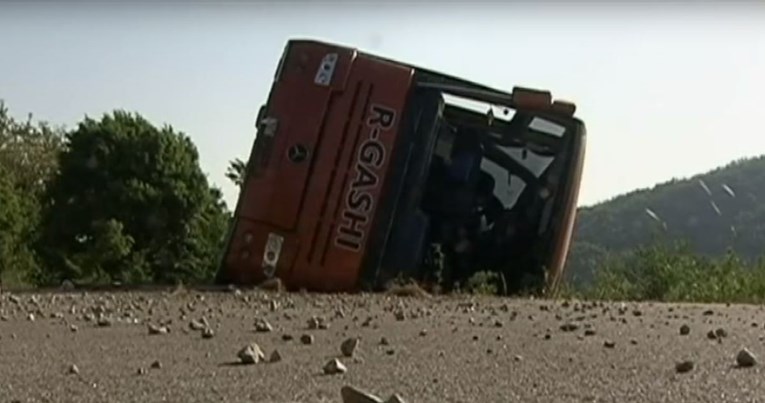 U prevrtanju autobusa na jugu Srbije devetero ozlijeđenih