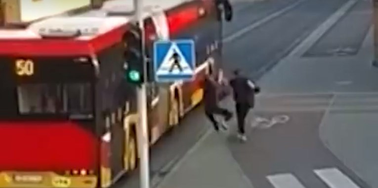 VIDEO Djevojka u Poljskoj u šali gurnula prijateljicu, zamalo je pregazio autobus