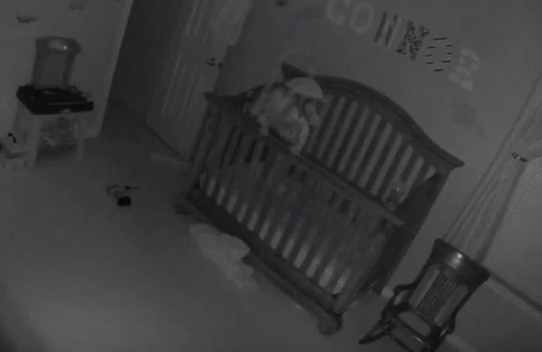 Prestravljeni roditelji nisu mogli vjerovati što vide kraj svoje bebe u krevetiću