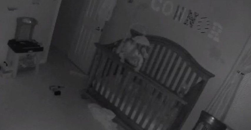 Prestravljeni roditelji nisu mogli vjerovati što vide kraj svoje bebe u krevetiću