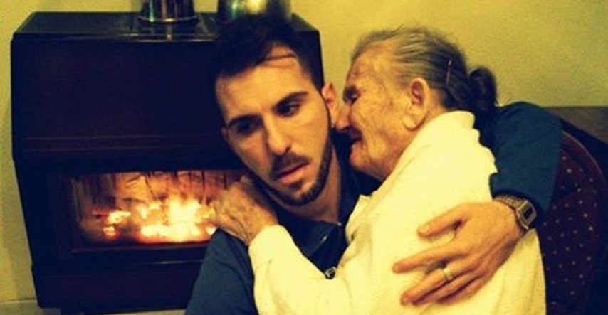 Fotografija govori tisuću riječi: Njegova briga za bolesnu baku dirnula je mnoge