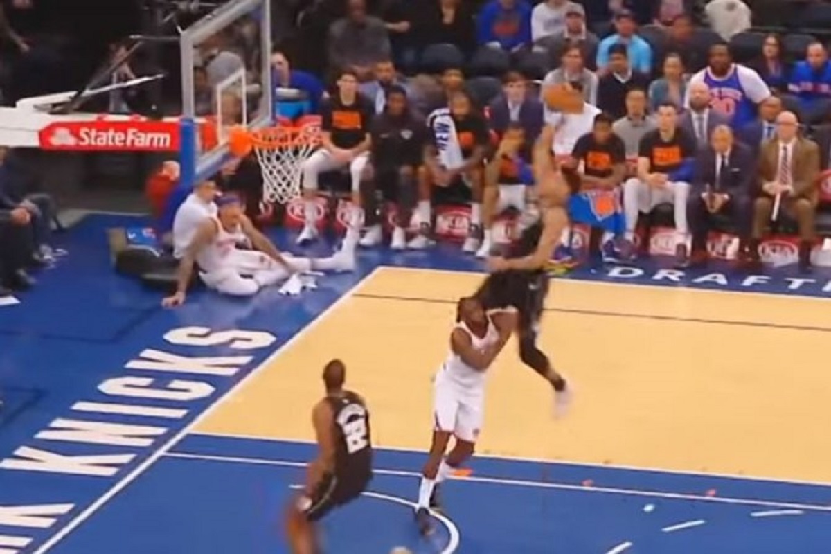 PRESKOČIO SUPARNIKA I RAZVALIO KOŠ Grčki frik izveo NBA potez sezone