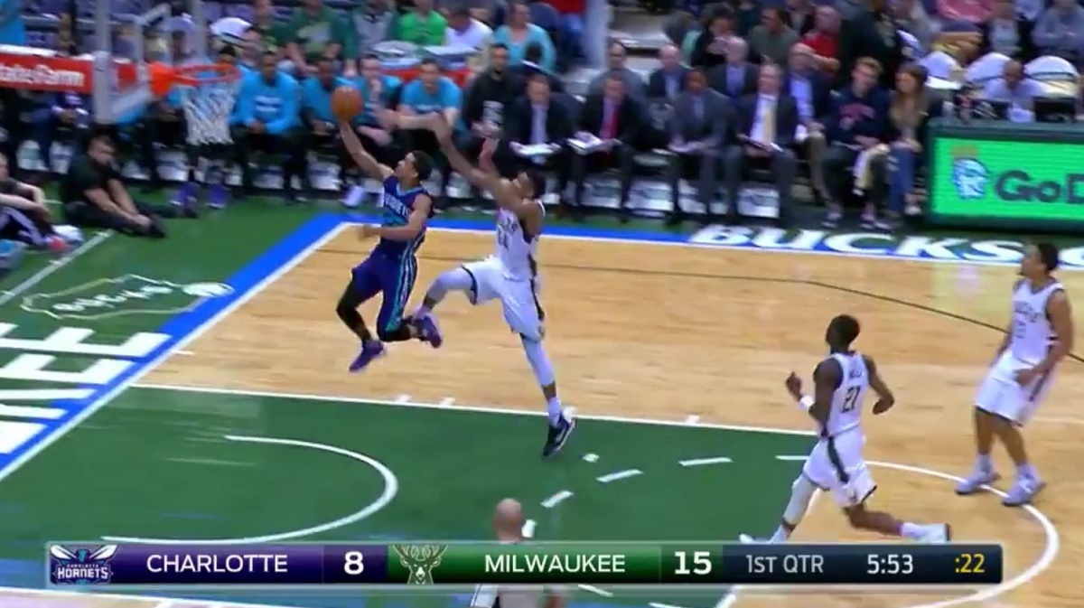 KAD GIANNIS KAŽE "NE!" Pogledajte strašnu blokadu Antetokounmpa u čistoj kontri Hornetsa