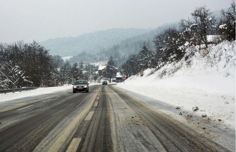 Upozorenje iz HAK-a: Zimski uvjeti na cestama, kiša se smrzava na tlu