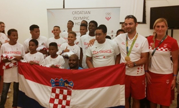 FOTO Zlatni hrvatski olimpijac usrećio male nogometaše u faveli