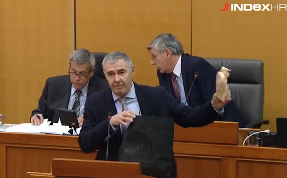 VIDEO Glasnović u sabor donio balerinke, štikle i tange