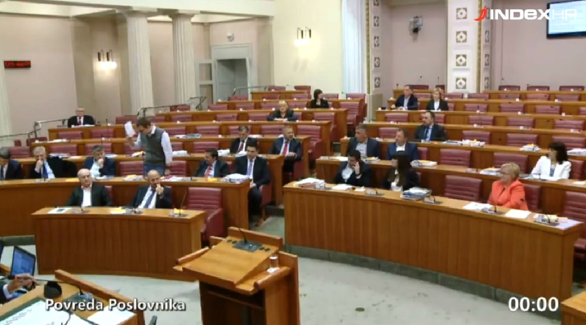 Glasnović nesuvislo drobio u saboru, Glavašević zbog njega lupao o stol