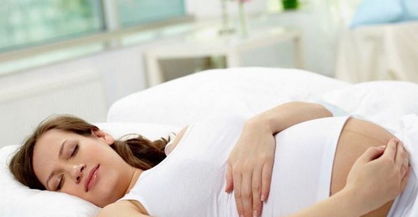 Spavanje na leđima u zadnjem tromjesečju nije zdravo  za bebu