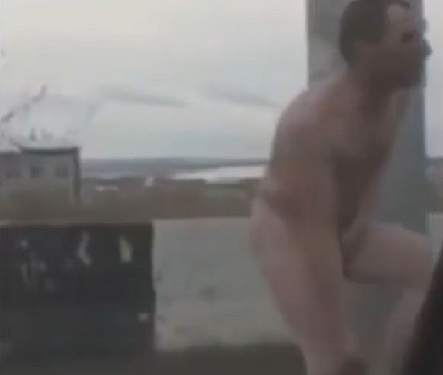 VIDEO Tijekom seksa ljubavnica ga izbacila na ulicu, paradirao gol dok ga nije spasila policija