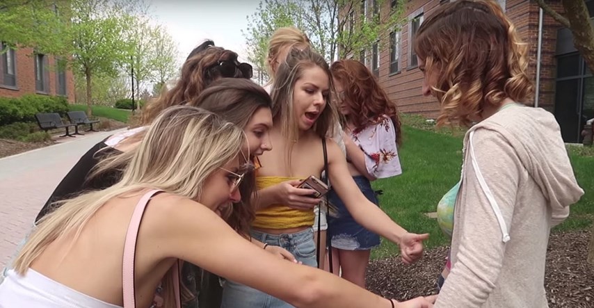 Prošetala gola kampusom, pogledajte reakcije studenata