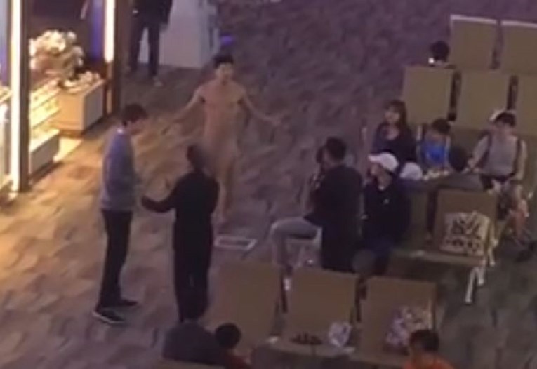 VIDEO Goli američki turist predozirao se Viagrom u Tajlandu pa trčao okolo gol i gađao ljude izmetom