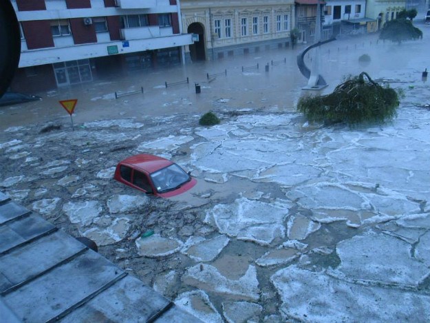 Opći potop u srpskom Golupcu: Pogledajte stravične fotografije vode koja je poplavila grad