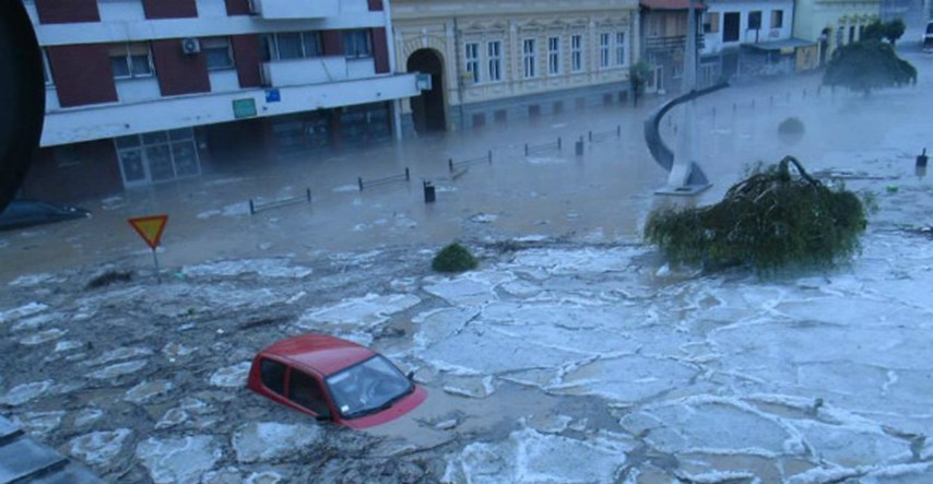 Opći potop u srpskom Golupcu: Pogledajte stravične fotografije vode koja je poplavila grad