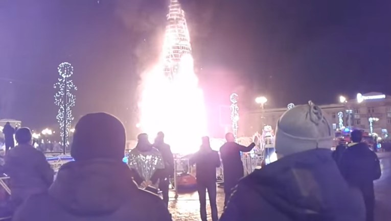 VIDEO Pogledajte kako je 25 metara visoko božićno drvce izgorjelo u samo nekoliko minuta