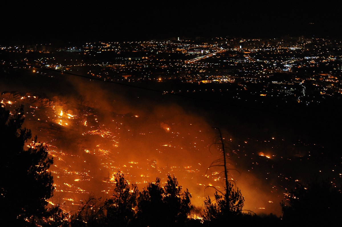 VIDEO, FOTO Opet gorjelo iznad Splita, vatrogasci i kiša obranili kuće u Rupotinama