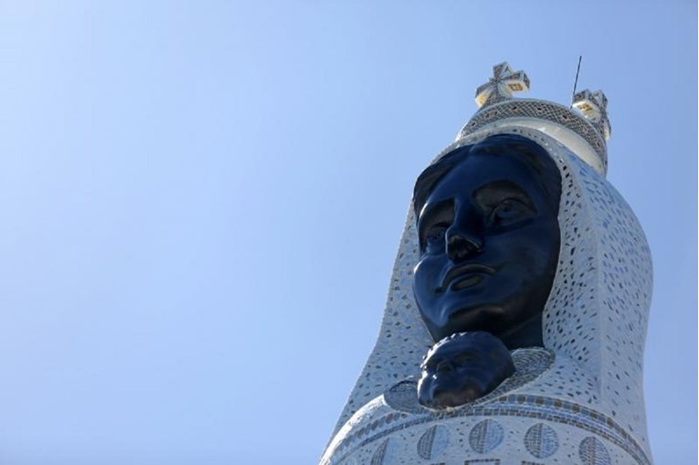 FOTO Postavljen je 17-metarski kip gospe iznad Primoštena, pogledajte kako to izgleda