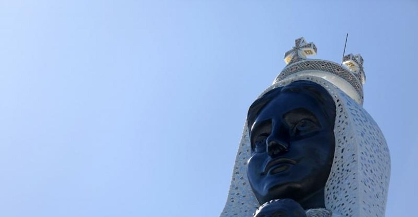 FOTO Postavljen je 17-metarski kip gospe iznad Primoštena, pogledajte kako to izgleda