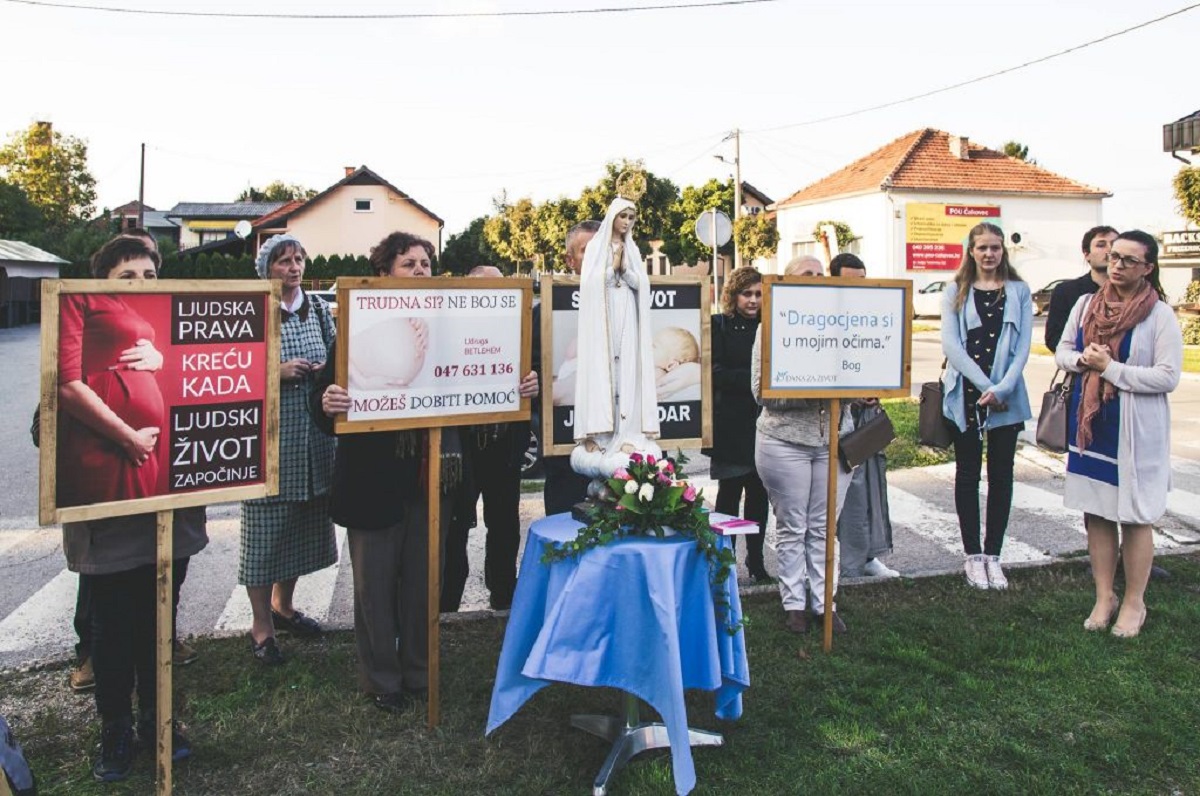 FOTO Molitelji dovukli kip gospe ispred varaždinske bolnice