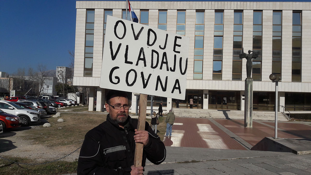 VIDEO Stao ispred splitskog suda s natpisom "Ovdje vladaju govna", odvela ga policija