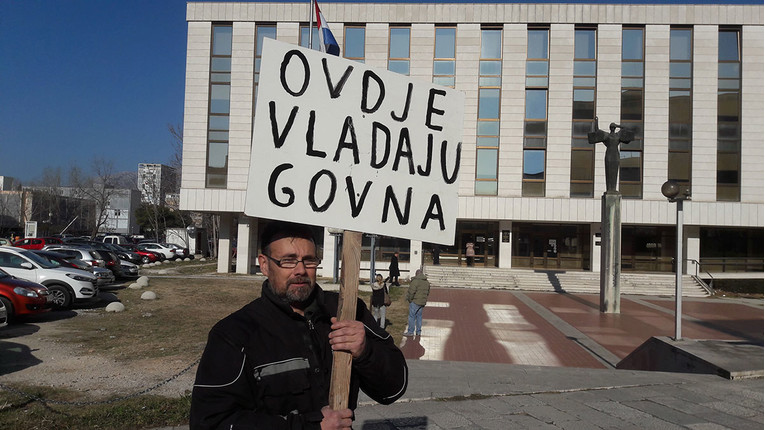 VIDEO Stao ispred splitskog suda s natpisom "Ovdje vladaju govna", odvela ga policija