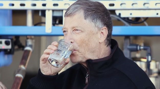 Bill Gates popio čašu vode dobivene od fekalija i zaključio: Dobra je kao i ona iz boce