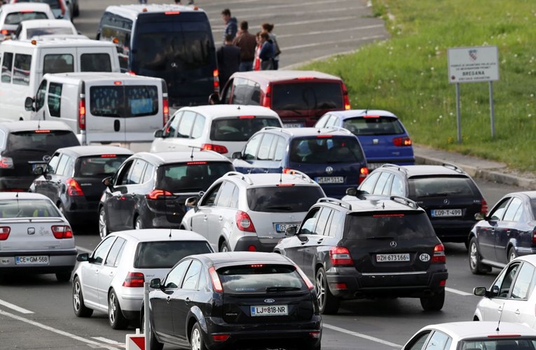 Vrlo gust promet na izlazu iz Hrvatske, kilometarska kolona na Bajakovu