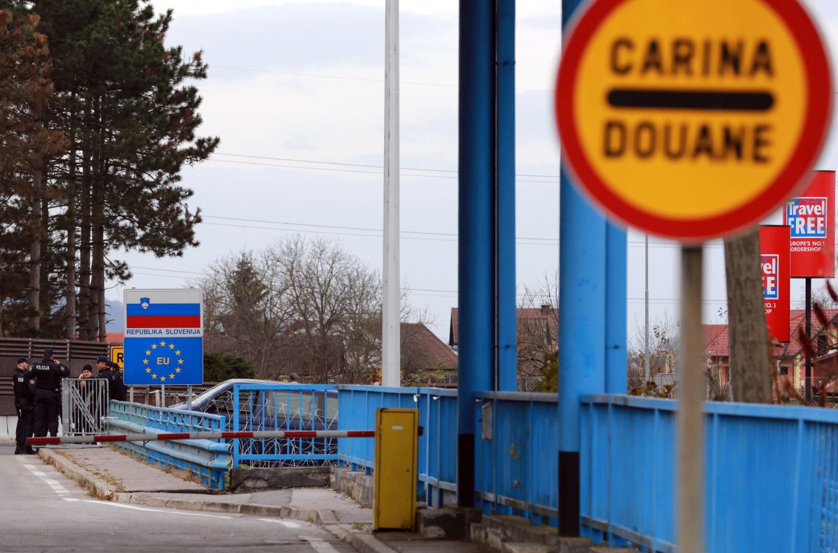 Istarska policija uhvatila krijumčare s 20 migranata u vozilu