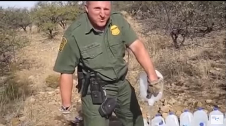 VIDEO Granična policija u SAD-u uništava hranu i vodu za migrante: "Osuđuju stotine na smrt"
