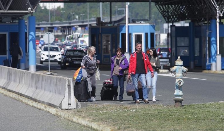 FOTO Očajni ljudi nakon višesatnog čekanja pješice prelaze granicu