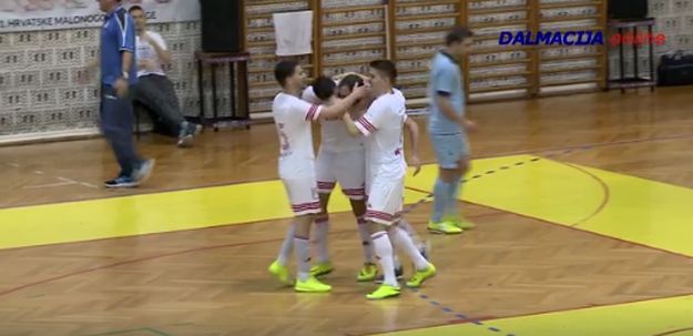 Pogledajte kako je Grcić škaricama najavio veliki derbi s Dinamom na Kutiji šibica