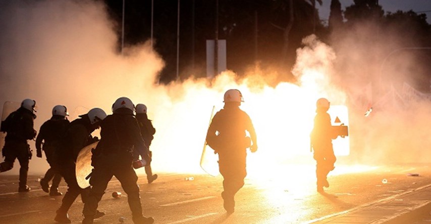 Kaos zbog mirovinske reforme u Grčkoj: Ljudi na policiju bacali molotovljeve koktele