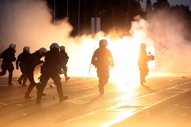 Kaos zbog mirovinske reforme u Grčkoj: Ljudi na policiju bacali molotovljeve koktele