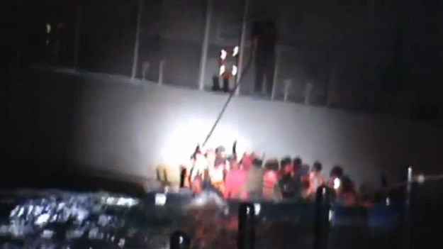Šokantna snimka: Grčka Obalna straža namjerno probušila čamac pun izbjeglica